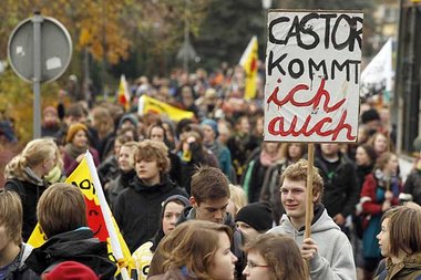 Traditioneller Auftakt der Proteste: Sch&uuml;lerdemonstration
a...