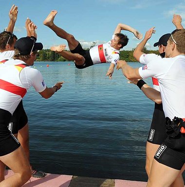 Steuermann Martin Sauer wird von seinen Achter-Kollegen baden
ge...