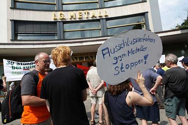 Protest gegen Ausschlu&szlig;verfahren am 7. Juli vor der
IG-Met...