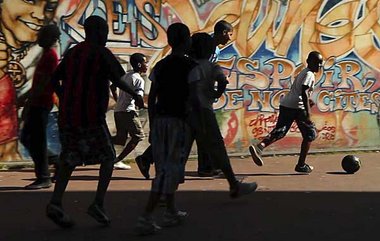 Im Pariser Vorstadtviertel Hautes Noues: »Die Rebellen
aus... Im Pariser Vorstadtviertel Hautes Noues: »Die Rebellen
aus...