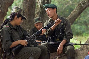 Kampfpause: Mitglieder der FARC beim Waffenreinigen nahe San Vic...