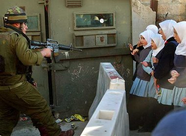 Konfrontation: Palästinensische Schülerinnen an einem israelisch...