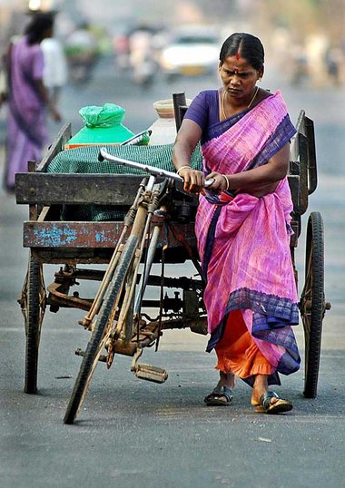 Bescheidenes Gesch&auml;ft: Eine Inderin verkauft in Chennai
Fr&...