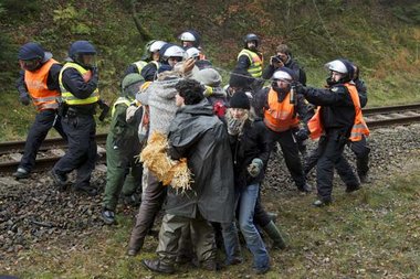 Wendland am 7. November: Die Polizei setzt Pfefferspray, aber
au...