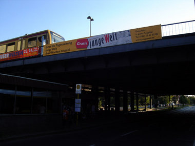 Gratis, aber nicht kostenlos: jungeWelt-Werbung in Berlin