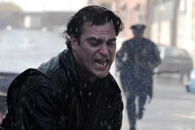 Zwischen die Fronten geraten: Bobby (Joaquin Phoenix) &ndash;
&r...