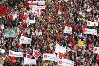 30000 gingen in N&uuml;rnberg gegen die unsoziale
Regierungspoli...