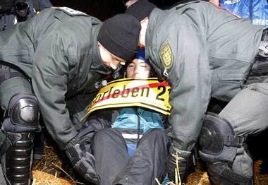 Polizisten tragen am 9. November Teilnehmer einer Sitzblockade
i...