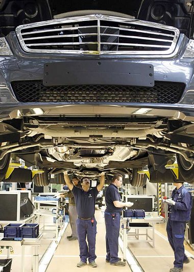 »Gute Arbeit gemacht« – Autobauer im
Daimler-W... »Gute Arbeit gemacht« – Autobauer im
Daimler-W...