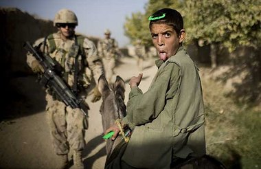 Abzug, sonst knallt’s – ein junger Afghane zeigt,
wa... Abzug, sonst knallt’s – ein junger Afghane zeigt,
wa...