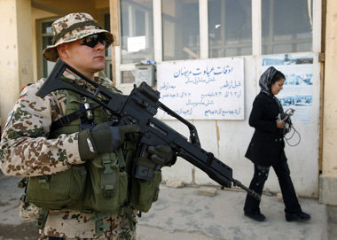 Nach dem Luftschlag – deutscher Soldat vor dem Krankenhaus in Ku...