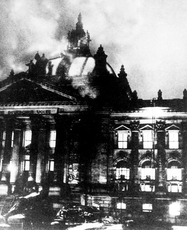 Nach dem Reichstagsbrand 1933 wurden die Grundrechte außer Kraft...