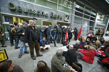 Politologe Grottian bei einer Protestaktion vor einer Filiale de...