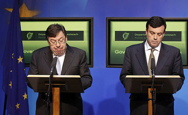 Bankrotterkl&auml;rung: Premier Cowen (l.) und sein
Finanzminist...