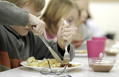 Mittagessen f&uuml;r bed&uuml;rftige Kinder in der Berliner
&raq...