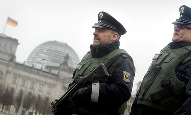 Berlin-Mitte, Montag mittag: Al-Qaida-J&auml;ger im
Sondereinsat...