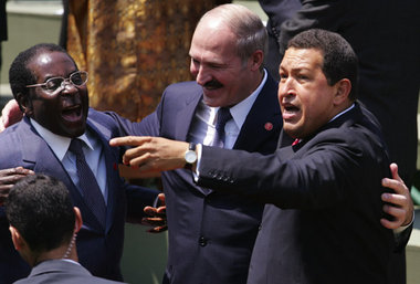 Gegen die US-Dominanz: Robert Mugabe (Simbabwe/l.), Alexander Lu...
