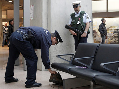 Am Montag im Hamburger Flughafen: Schwerbewaffnete Polizisten
si...