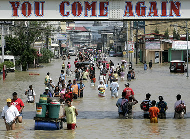 Knietief im Schlamm: In Manila geh&amp;ouml;rt die Flut schon zu...