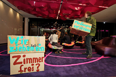 Protestaktion am Montag im gerade eröffneten
nhow-Luxushote... Protestaktion am Montag im gerade eröffneten
nhow-Luxushote...