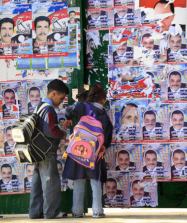 Wahlwerbung an einem Schultor in Kairo Wahlwerbung an einem Schultor in Kairo