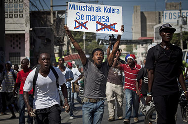 »Minustah und Cholera sind Zwillinge«. Demonstranten in Port-au-...