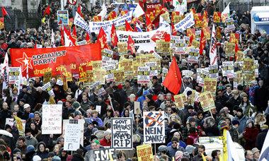 Die bisher größte Demonstration gegen das Spardiktat
... Die bisher größte Demonstration gegen das Spardiktat
...