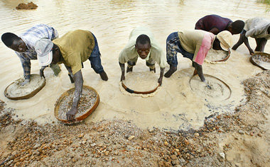 Diamantenmine im Nordosten von Sierra Leone. Gewinnung und
Expor... Diamantenmine im Nordosten von Sierra Leone. Gewinnung und
Expor...