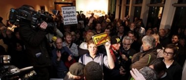 Bereits kurz nach dem Schlichterspruch kam es zu ersten Protesta...