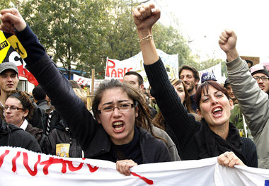 Frauen protestieren Ende Oktober in Paris gegen die
Heraufsetzun... Frauen protestieren Ende Oktober in Paris gegen die
Heraufsetzun...