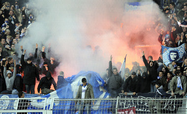 Pyrotechnik f&uuml;r die Stimmung: Anh&auml;nger des VfL Bochum
...