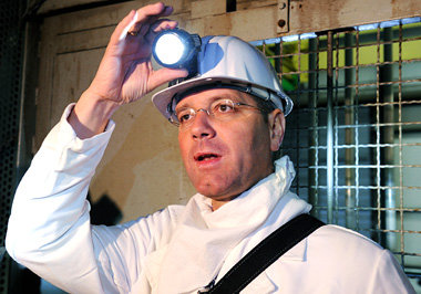 Und er hat sein helles Licht bei der Nacht schon
angezünd&r... Und er hat sein helles Licht bei der Nacht schon
angezünd&r...
