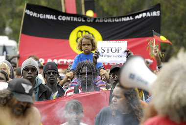 M&uuml;hsamer Kampf: Aborigines fordern vor dem Parlament in
Can...