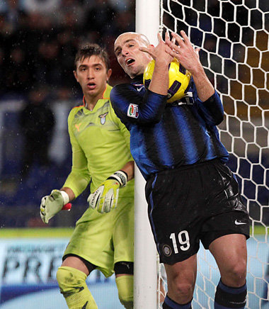 Der Ball wird noch nicht eingespart: Lazios Keeper Fernando
Musl...