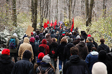 Ungehorsam: Demonstranten biegen am 26. November in Berlin von
d...