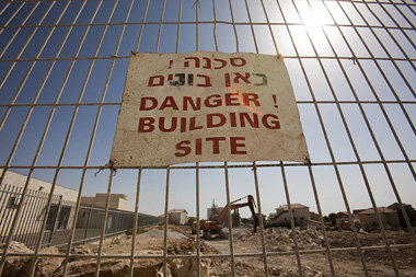 Kein Moratorium: Am Bauzaun der israelischen Siedlung Adam nahe
...