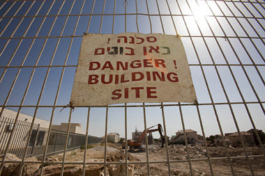 Kein Moratorium: Am Bauzaun der israelischen Siedlung Adam nahe
...