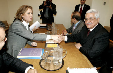 Livni und Abbas – der Händedruck ist bislang nur eine Geste Livni und Abbas – der Händedruck ist bislang nur eine Geste