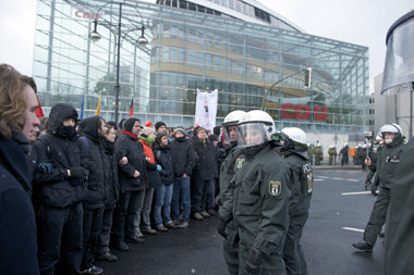 Blockade der CDU-Zentrale in Berlin am 26. November während der ... Blockade der CDU-Zentrale in Berlin am 26. November während der ...