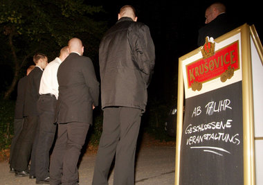NPD-Mitglieder sicherten die Wahlkampfparty der Partei am Sonnta... NPD-Mitglieder sicherten die Wahlkampfparty der Partei am Sonnta...