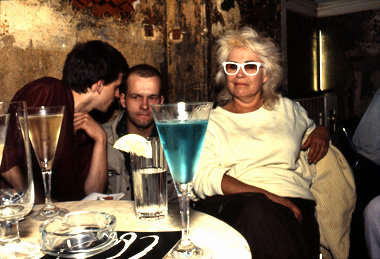 Nan Goldin: &raquo;Bea with the blue drink&laquo;, 1984 (links
F...