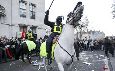 In vollem Galopp in die Demonstrierenden hineingeritten:
Londone... In vollem Galopp in die Demonstrierenden hineingeritten:
Londone...