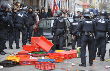 Schwerbewaffnete Polizisten sichern am 14. November 2009 in
M&uu...