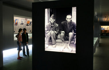Dokumente in der neuen Dauerausstellung in der KZ-Gedenkstätte D... Dokumente in der neuen Dauerausstellung in der KZ-Gedenkstätte D...