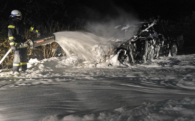 Brennendes Auto in Berlin. 130 Anschl&auml;ge auf Fahrzeuge gab
...