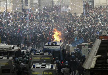 Protestierende Studenten vor dem Kolosseum in Rom. In der italie... Protestierende Studenten vor dem Kolosseum in Rom. In der italie...