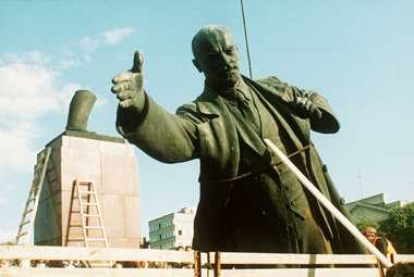 Demontage des Lenin-Monuments in der litauischen Hauptstadt
Viln...