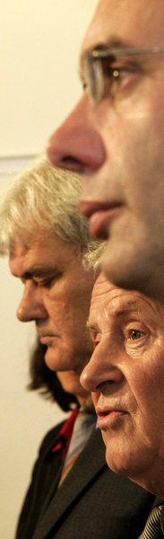 Sieger sehen anders aus: Methling, Bisky, Wolf (v. l. ) Sieger sehen anders aus: Methling, Bisky, Wolf (v. l. )