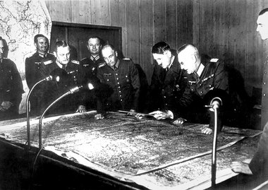 Planspiele f&uuml;r den Raubkrieg: Generalstabsbesprechung
(1940...