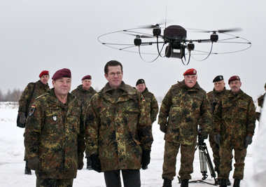 Karl-Theodor zu Guttenberg (vorn rechts) und
Bundeswehr-Generali...